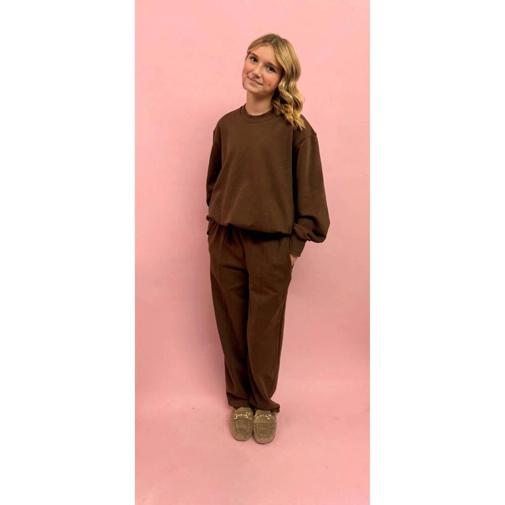 NEW THINGS BETWEEN bubble hem sweatshirt and barrel sweatpant set in brown